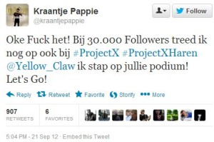 Tweet van Kraantje Pappie: “Oke Fuck het! Bij 30.000 Followers treed ik nog op ook bij #ProjectX #ProjectXHaren”, geplaatst op 21 september 2012 en 907 keer geretweet.