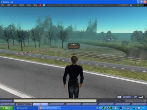 Schermafbeelding uit Second Life: een avatar staat op een weg in een virtueel landschap met bomen, een hek en een bord in de verte.