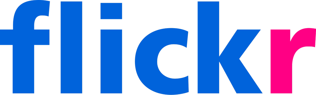 Logo van Flickr: het woord “flickr” in vette blauwe letters met een roze r.