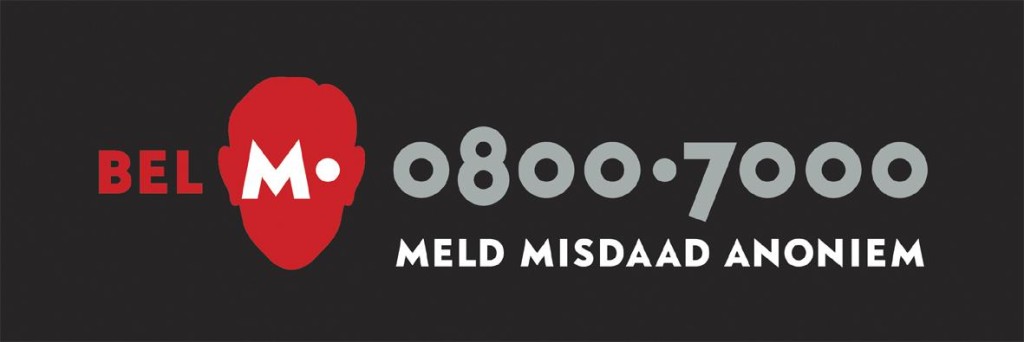 Logo van Meld Misdaad Anoniem: een rood silhouet van een hoofd met “M.” naast “BEL” en het nummer 0800-7000, op een zwarte achtergrond.