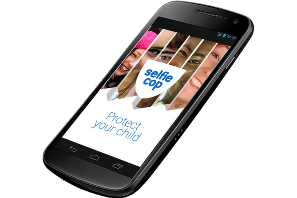 Smartphone met het startscherm van SelfieCop: een blauw schildlogo met de tekst “selfie cop” boven stroken met gezichten van kinderen, en de tekst “Protect your child”.