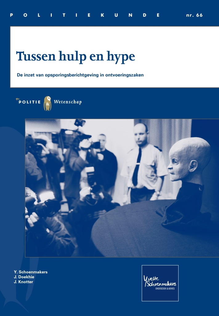 Omslag van Politiekunde nr. 66 “Tussen hulp en hype: de inzet van opsporingsberichtgeving in ontvoeringszaken” van Politie & Wetenschap, door Y. Schoenmakers, J. Doekhie en J. Knotter, met een blauw getinte foto van fotografen en een agent rond een model van een kinderhoofd.