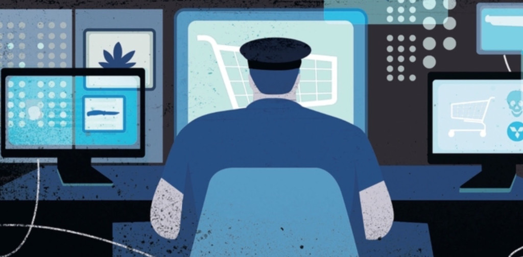 Illustratie van een agent met pet, van achteren gezien, achter computerschermen met winkelwagentjes, een wietblad, een mes en een doodshoofd, als verbeelding van criminele webwinkels.