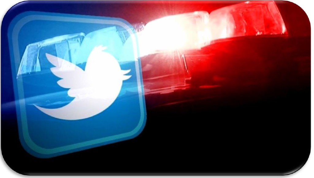 Het blauwe Twitter-logo met het witte vogeltje voor de rode en blauwe zwaailichten van een politieauto.