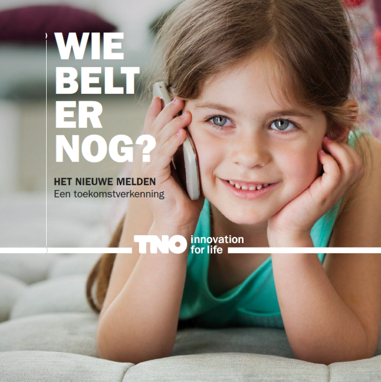 Omslag van de TNO-publicatie “Wie belt er nog? Het nieuwe melden, een toekomstverkenning”, met een lachend meisje dat op haar buik ligt en een telefoon aan haar oor houdt.
