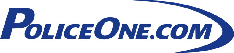 Logo van PoliceOne.com in blauwe schuine letters met een blauwe boog erboven.