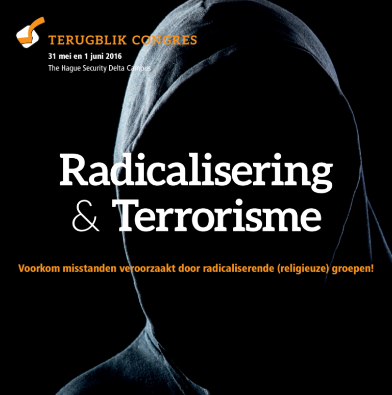 Omslag “Terugblik congres Radicalisering & Terrorisme, 31 mei en 1 juni 2016, The Hague Security Delta Campus” met een figuur in een donkere capuchon en de tekst “Voorkom misstanden veroorzaakt door radicaliserende (religieuze) groepen!”.