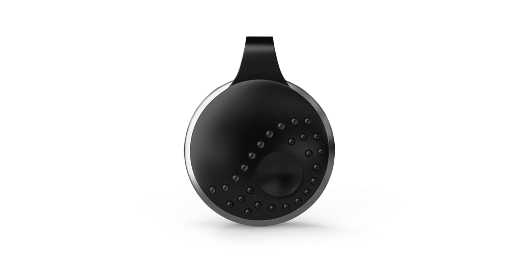 Productfoto van de Athena: een rond, zwart apparaatje met een lus aan de bovenkant, een verzonken knop in het midden en een boog van kleine noppen.