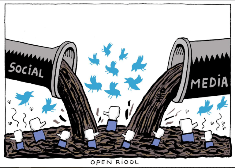 Cartoon met de titel “Open riool”: twee rioolbuizen met de woorden “Social” en “Media” spuiten bruine drab over mensen die erin staan, terwijl er blauwe Twitter-vogeltjes rondvliegen.