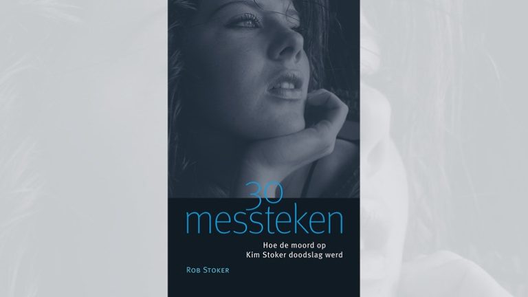 Omslag van het boek 30 messteken van Rob Stoker, met de ondertitel “Hoe de moord op Kim Stoker doodslag werd” en een zwart-witportret van een jonge vrouw.