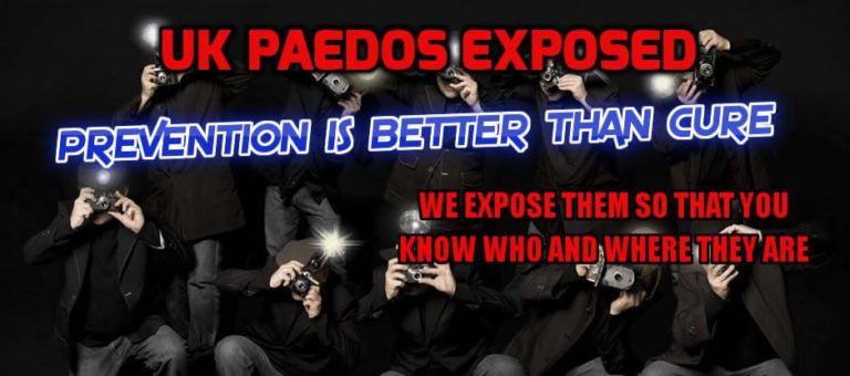 Banner van UK Paedos Exposed met fotografen met flitsende camera’s op een donkere achtergrond en de teksten “Prevention is better than cure” en “We expose them so that you know who and where they are”.