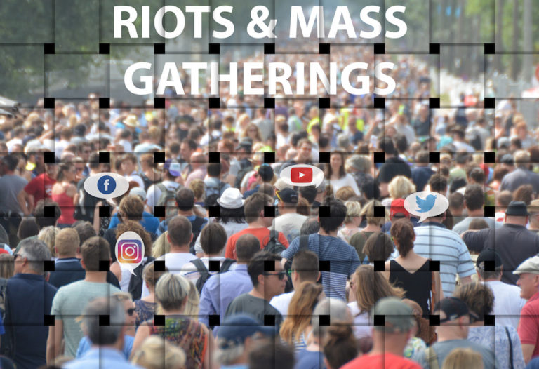 Foto van een grote menigte op straat met de tekst “Riots & Mass Gatherings” en tekstballonnetjes met de logo’s van Facebook, Instagram, YouTube en Twitter.