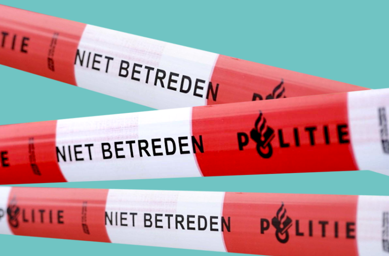 Drie rood-witte afzettingslinten van de politie met de tekst “NIET BETREDEN” en het politielogo, tegen een turquoise achtergrond.