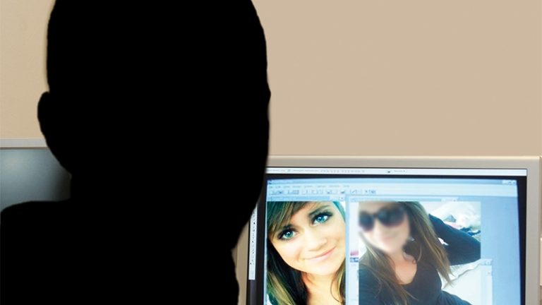 Zwart silhouet van een persoon voor een computerscherm met twee foto’s van een jonge vrouw met lang haar, waarvan één onscherp gemaakt.