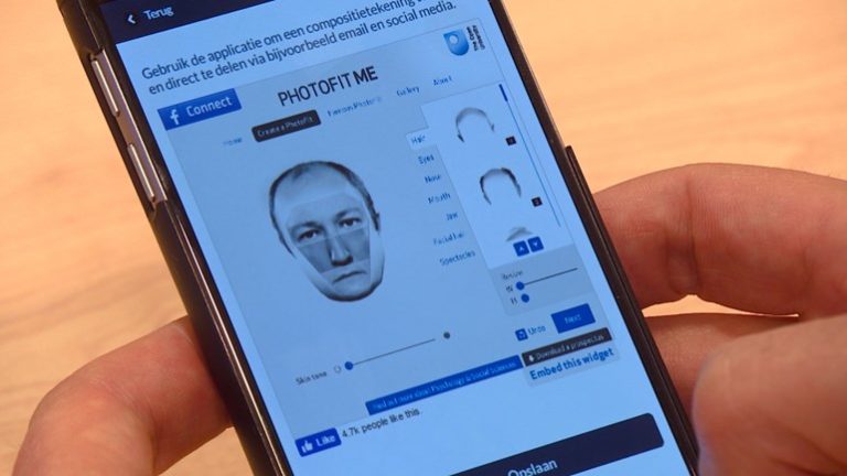 Smartphone in een hand met de app My Sherlock, die de tekst toont “Gebruik de applicatie om een compositietekening te maken” en een compositietekening van een mannengezicht in de tool Photofit Me.