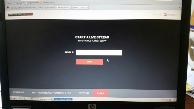 Foto van een laptopscherm met de operatorpagina van de West Midlands Fire Service: “Start a live stream”, een veld voor een mobiel nummer en een startknop.