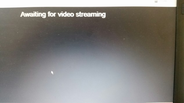 Foto van een laptopscherm met een donker venster en de tekst “Awaiting for video streaming”, terwijl het systeem op beelden van de beller wacht.