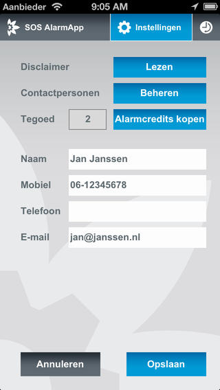 Schermafbeelding van het instellingenscherm van de SOS AlarmApp, met knoppen voor disclaimer, contactpersonen en alarmcredits en invulvelden voor naam, mobiel, telefoon en e-mail met voorbeeldgegevens.