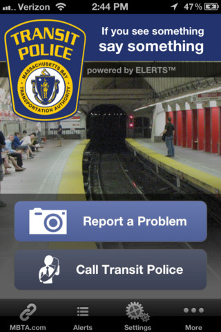 Startscherm van de app van de Transit Police van de MBTA met de tekst “If you see something say something”, een metroperron en de knoppen “Report a Problem” en “Call Transit Police”.