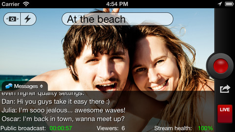 Een live-uitzending in de app van Bambuser met de titel “At the beach”: een man en een vrouw op het strand, met chatberichten van kijkers en een rode opnameknop.