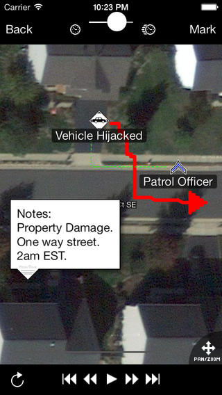 Schermafbeelding van Tactical Police Table met een luchtfoto van een woonstraat, de markeringen “Vehicle Hijacked” en “Patrol Officer”, een rode route en een notitie over vernielingen om 2 uur ’s nachts.