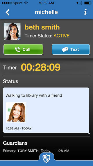Rave Guardian toont het profiel van een studente met actieve timer (00:28:09), knoppen om te bellen of te sms’en en haar status “Walking to library with a friend”.
