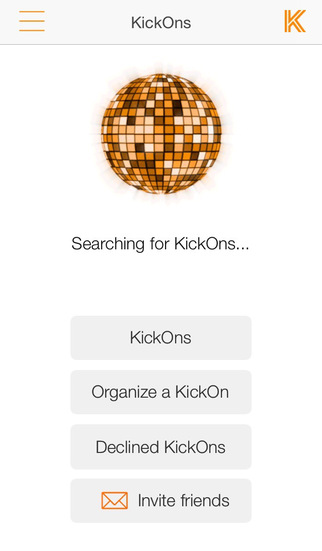 Schermafbeelding van de app KickOn met een oranje discobal, de tekst “Searching for KickOns...” en knoppen als Organize a KickOn, Declined KickOns en Invite friends.