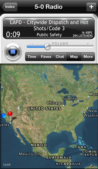 Schermafbeelding van de iPhone-app 5-0 Radio die de politieradio “LAPD - Citywide Dispatch and Hot Shots/Code 3” afspeelt. Onder de volumeknop staat een kaart van Noord-Amerika met een speld bij Los Angeles.