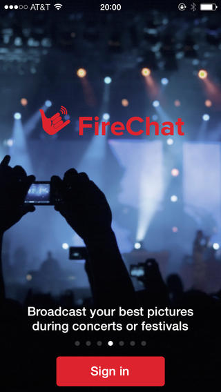 Startscherm van de FireChat-app met het rode logo boven een concertpubliek dat met telefoons filmt, de tekst “Broadcast your best pictures during concerts or festivals” en een rode knop “Sign in”.