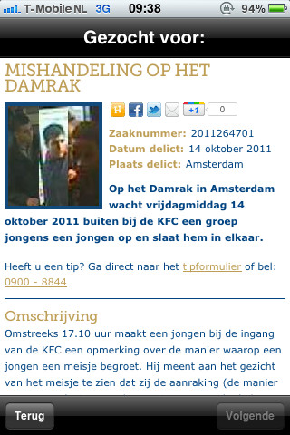 Schermafdruk van een zaak in de app De Politie Zoekt: “Mishandeling op het Damrak” in Amsterdam op 14 oktober 2011, met een camerabeeld, deelknoppen, een verwijzing naar het tipformulier en een omschrijving.