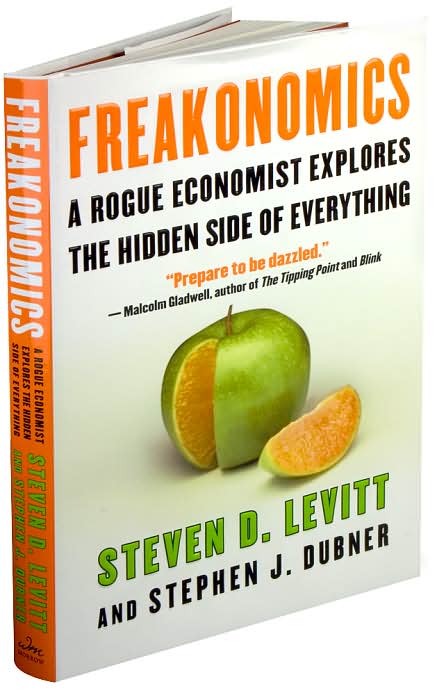 Omslag van het boek “Freakonomics” van Steven D. Levitt en Stephen J. Dubner, met een groene appel die van binnen een sinaasappel is.