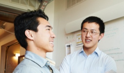 Jayon Wang (CEO) en Alan Fu (COO) van Lifeshel, twee lachende jonge mannen voor een whiteboard.
