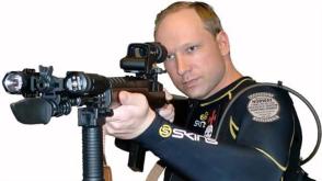 Anders Breivik in een duikpak, richtend met een geweer, op een foto uit het filmpje dat hij volgens het bijschrift op YouTube zette onder de naam Andrew Berwick.