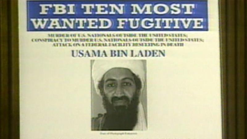 Opsporingsaffiche van de FBI met de kop “FBI Ten Most Wanted Fugitive” en een zwart-witfoto van Osama bin Laden onder zijn naam “Usama Bin Laden”.
