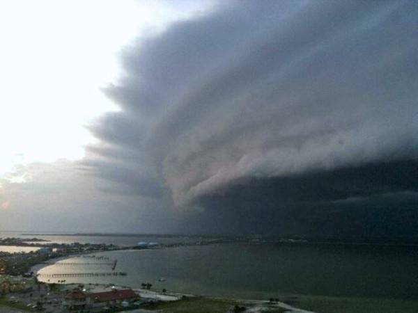 Enorme donkere wolkenformatie boven een kustplaats en het water. Volgens het artikel een foto van een eerdere storm in Pensacola die als foto van Irene werd gedeeld.