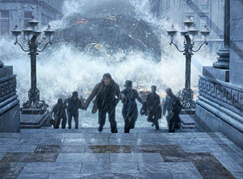Filmbeeld uit The Day After Tomorrow: mensen rennen een trap op met lantaarnpalen, achtervolgd door een reusachtige golf die door de straat raast.