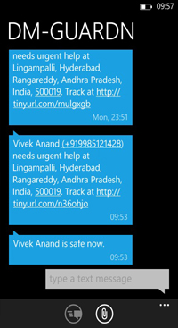 Berichtenscherm van afzender DM-GUARDN met automatische sms’jes dat een gebruiker dringend hulp nodig heeft in Hyderabad, met een link om hem te volgen. Het laatste bericht meldt dat hij weer veilig is.