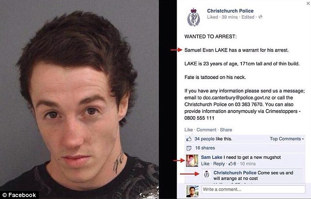 Schermafbeelding van het Facebookbericht van Christchurch Police “Wanted to arrest” over Samuel Evan Lake met zijn arrestatiefoto, en daaronder zijn reactie “I need to get a new mugshot” en het antwoord van de politie.