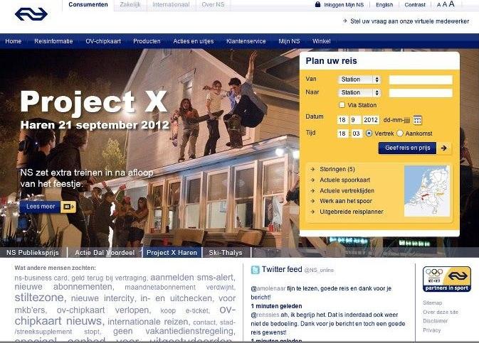 Schermafbeelding van de website van de NS met de kop “Project X Haren 21 september 2012” en de tekst “NS zet extra treinen in na afloop van het feestje”, over een filmbeeld van een feest op een dak.