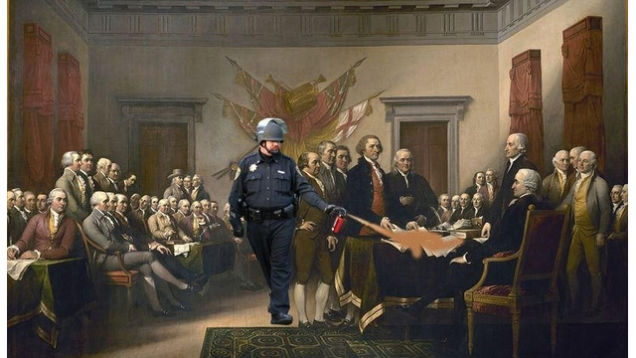 Fotobewerking waarin een agent in oproeruitrusting pepperspray spuit over de mannen in het schilderij van de ondertekening van de Amerikaanse Onafhankelijkheidsverklaring.