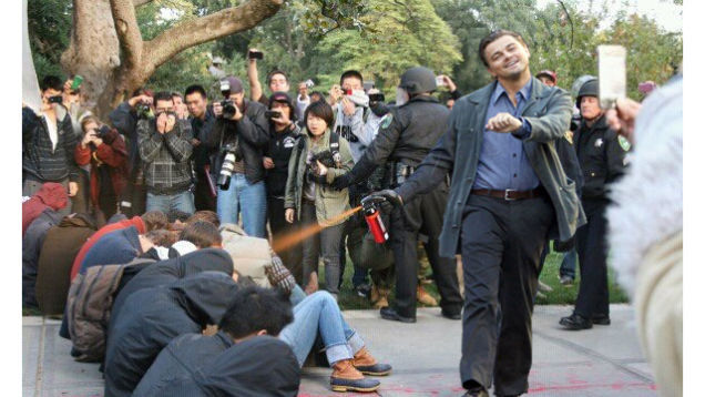 Bewerkte foto van het incident: zittende demonstranten worden met pepperspray bespoten terwijl omstanders fotograferen, met op de voorgrond een ingeplakte lachende man in een colbert.
