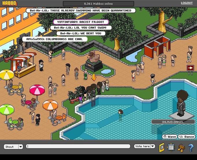 Schermafbeelding van het zwembad in Habbo Hotel, waar een rij identieke avatars in pak met afrokapsel bij de trap staat en chatberichten van spelers in beeld verschijnen.