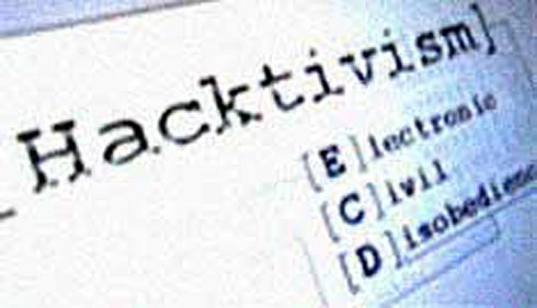 Schuin gefotografeerd scherm met in typemachineletters het woord “Hacktivism” en daaronder “Electronic Civil Disobedience”.
