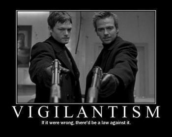 Zwart-witte demotivatieposter met twee mannen die een pistool op de kijker richten, met daaronder het woord “Vigilantism” en de ironische tekst “If it were wrong, there’d be a law against it.”.