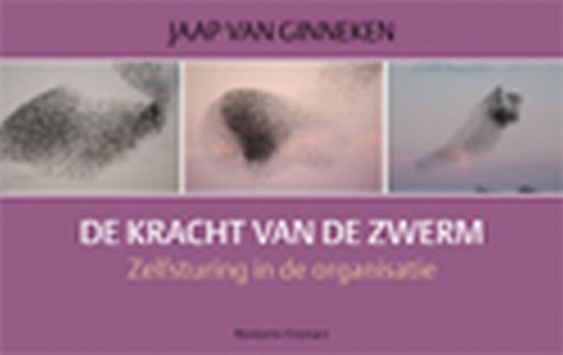 Paarse omslag van het boek “De kracht van de zwerm: Zelfsturing in de organisatie” van Jaap van Ginneken, met drie foto’s van spreeuwenzwermen.