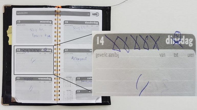 Opengeslagen agenda van september 2010 waarin bij dinsdag 14 een rij doorgestreepte kruisjes en een klein omcirkeld teken staan, rechts uitvergroot.
