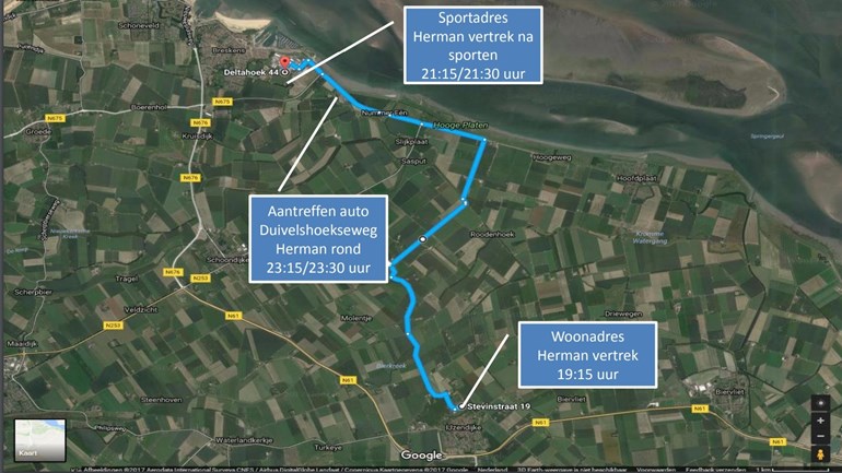 Luchtfotokaart van de politie met in blauw de route van Herman Ploegstra van zijn woonadres in IJzendijke (vertrek 19:15 uur) naar zijn sportadres bij Breskens (vertrek 21:15/21:30 uur), en de plek aan de Duivelshoekseweg waar zijn auto rond 23:15/23:30 uur werd aangetroffen.