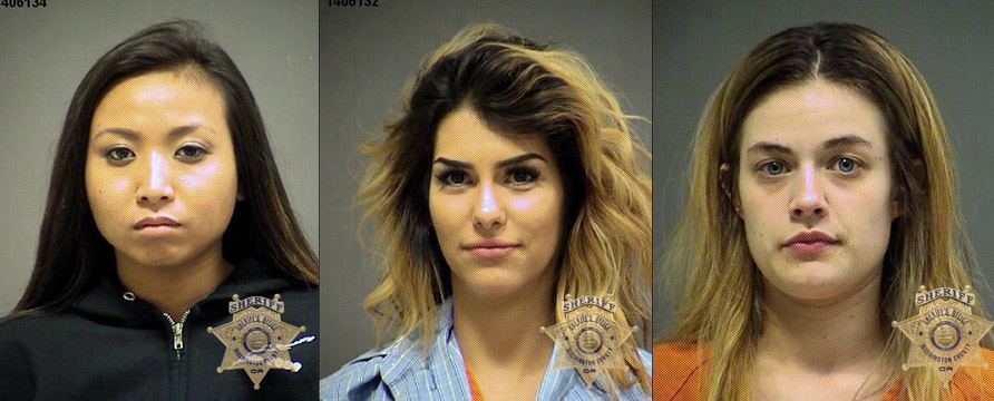 Drie politiefoto’s naast elkaar van jonge vrouwen, elk met het sheriffembleem van Washington County in de hoek.