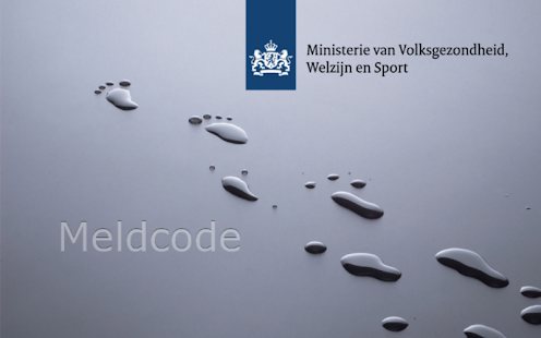 Openingsscherm van de app Meldcode met het logo van het Ministerie van Volksgezondheid, Welzijn en Sport en een spoor van natte voetafdrukken op een grijze ondergrond.