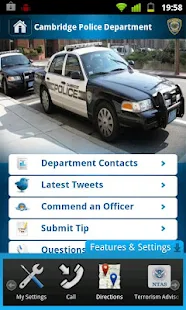 Schermafbeelding van de MyPD-app voor het Cambridge Police Department, met een foto van politieauto’s en een menu met onder meer “Department Contacts”, “Latest Tweets”, “Commend an Officer” en “Submit Tip”.